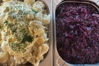 Würstchen, Frikadellen, Schnitzel und Hähnchenkeulen