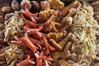 Würstchen, Frikadellen, Schnitzel und Hähnchenkeulen