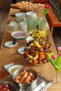 Buffet mit Würstchen, Obst und Joghurt