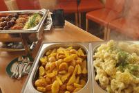 Buffet mit Kartoffelspalten und Blumenkohl